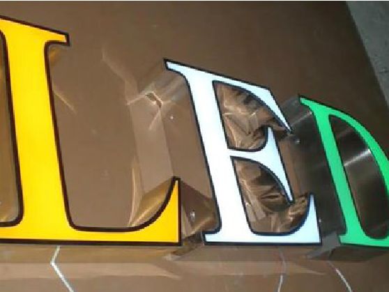 新晃介绍LED招牌的基础知识。